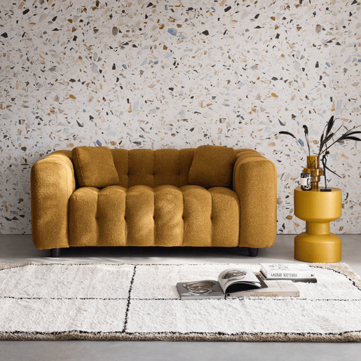 Sofá estofado em tecido boucle texturado de 2 lugares, Leon boucle, Mostarda, 168.5x99x71 cm