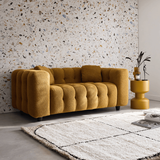 Sofá estofado em tecido boucle texturado de 2 lugares, Leon boucle, Mostarda, 168.5x99x71 cm