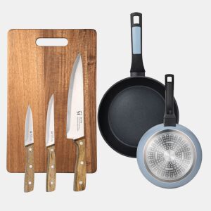 Conjunto de 2 frigideiras de alumínio prensado Ø20Ø26cm com 3 facas de aço inoxidável e tábua de corte de 40x25cm NOIA San Ignacio