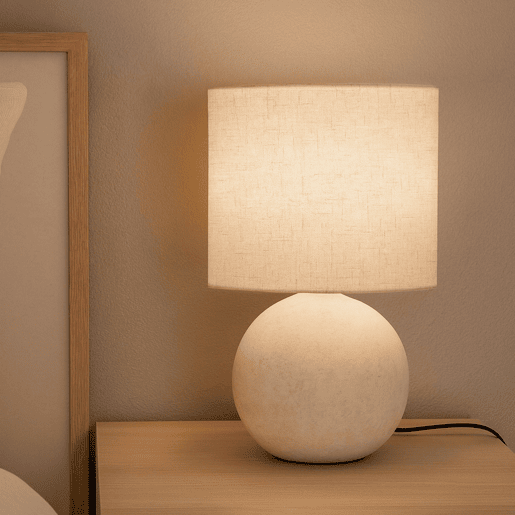 Abajur de mesa E14 40W em cerâmica na cor branco-creme, altura 36,5 cm. Abajur de mesa E14 40W em cerâmica na cor branco-creme, altura 36,5 cm.