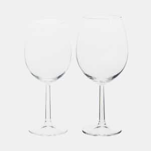 Conjunto de 12 taças de vinho de tamanhos diferentes.