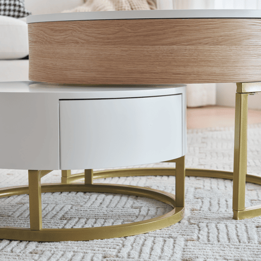 Mesa De Centro Redonda Dupla Com Tampa Elevatória E Gaveta De Arrumação, Estrutura Metálica Dourada E Tampo De MDF Em Branco E Carvalho Claro, Design Moderno E Funcional Para Sala De Estar