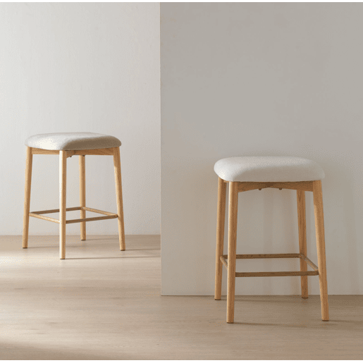 Pacote de 2 banquetas de madeira de carvalho natural estofadas em beige