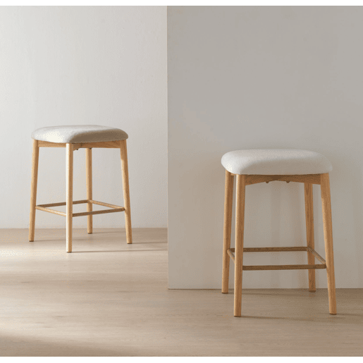 Pacote de 2 banquetas de madeira de carvalho natural estofadas em branco