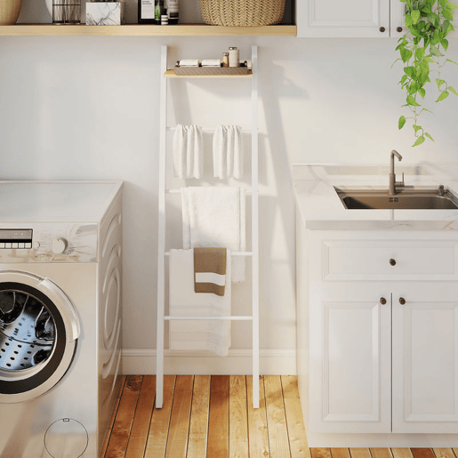 HOMCOM Toalheiro de Escada com Prateleira Superior e 4 Barras Suporte de Toalhas para Encostar na Parede Prateleira Inclinada para Quarto Sala de Estar 43x20x151 cm Branco e Carvalho