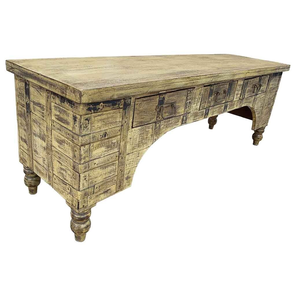 Mueble bajo de madera artesanal
