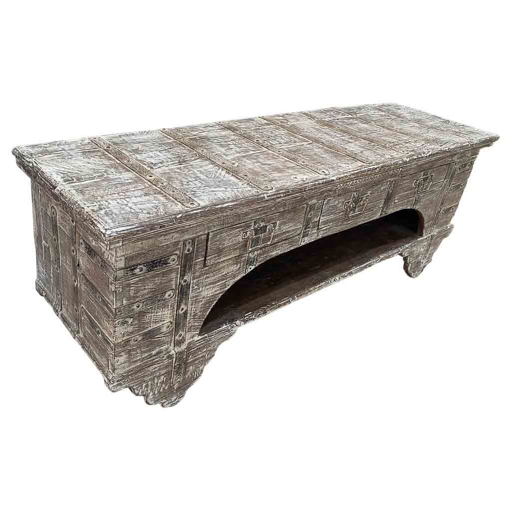 Mueble bajo de madera artesanal