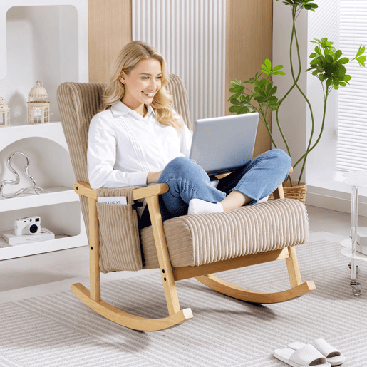 HOMCOM Cadeira de Baloiço, Cadeira de Veludo Cotelê com Almofada Lombar, Pernas e Apoios de Braço em Madeira, Assento Largo, Bolso Lateral, Estilo Moderno, Cadeira de Relaxamento, Suporte até 120 kg, para Quarto, Sala, Castanho Claro