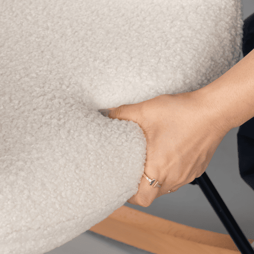 Cadeira De Balanço Ergonómica Estofada Em Tecido Bouclé Branco Com Base De Madeira Curva E Estrutura Metálica Preta, Estilo Moderno Para Sala Ou Quarto, Conjunto Com 2 Peças