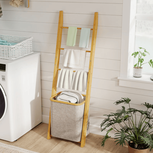HOMCOM Estante para Casa de Banho de Bambu Toalheiro de Pé com 3 Barras e Cesto para Roupa Suja Removível de 48 L para Quarto Lavandaria 43x35x133 cm Creme e Madeira