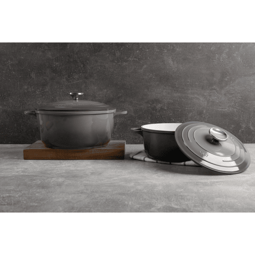 Conjunto de panelas EXCALIBUR Bergner em alumínio fundido: caçarola de 20 cm (Ø20 cm) - 2,4 L e caçarola baixa de 24 cm (Ø24 cm) - 2,3 L na cor cinza.