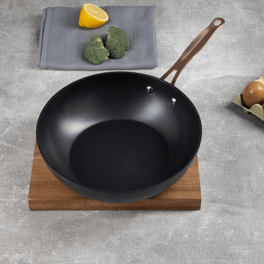 Wok Bergner Copper Ø28x7,8cm em alumínio forjado com acabamento preto fosco.