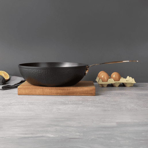 Wok Bergner Copper Ø28x7,8cm em alumínio forjado com acabamento preto fosco.