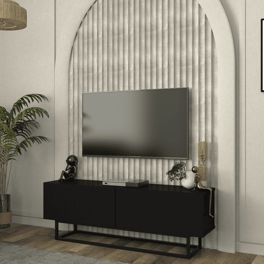 Mesa baixa para TV Nolven com 2 portas moldura curta 135x32x47 cm preto en.casa