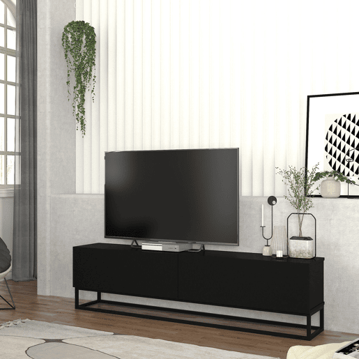Mesa baixa para TV Nolvean com 2 portas moldura longa 180x32x47 cm preto en.casa