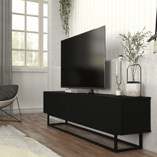Mesa baixa para TV Nolven com 2 portas moldura curta 180x32x47 cm preto en.casa