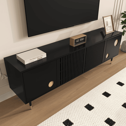 Móvel de TV com portas de madeira - Estrutura em grade, puxadores ocultos, decoração dourada - Preto