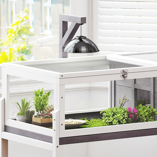 PawHut Casa para Tartarugas em Madeira Terrário para Répteis com 2 Tetos Articulados Bandeja Removível Suporte para Lâmpada Painéis Transparentes Trinco de Segurança e Tigela 104x53x82 cm Branco e Cinza