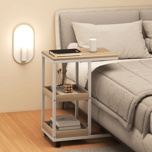 HOMCOM Mesa Auxiliar com Rodas em Forma de C com 2 Prateleiras Abertas Estrutura em Aço para Sala ou Quarto 51x33x66 cm Madeira e Branco