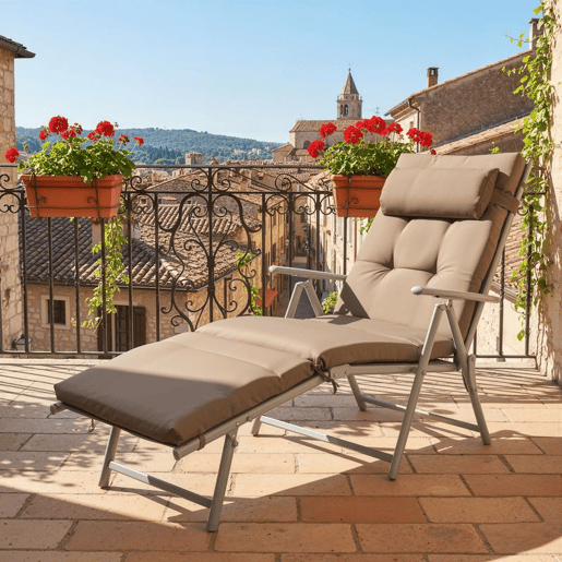 Outsunny Espreguiçadeira Dobrável de Jardim com Encosto Ajustável em 7 Posições com Almofadas para Corpo Inteiro e Cabeça para Terraço ou Piscina até 165 kg 137x63,5x100,5 cm Castanho