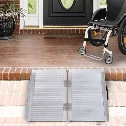 HOMCOM Rampa Dobrável para Cadeiras de Rodas 61 cm Carga 270 kg Antiderrapante com Bordas de Segurança e Alça para Escadas e Portas Acessibilidade para Deficientes Prata