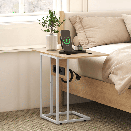 HOMCOM Mesa Auxiliar com Estação de Carga Mesa Auxiliar para Sofá com Tampo Dobrável e Pés Ajustáveis Mesinha Auxiliar para Sala Quarto 39x29x57 cm Branco e Madeira