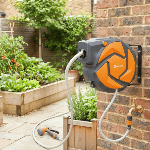 DURHAND Carretel de Mangueira de Jardim 10+1 m com Bocal de 7 Funções, Mangueira Retrátil de Parede, Giratória a 180°, com Retorno Automático, Cinzento Escuro e Laranja DURHAND Carretel de Mangueira de Jardim 10+1 m com Bocal de 7 Funções, Mangueira Retrátil de Parede, Giratória a 180°, com Retorno Automático, Cinzento Escuro e Laranja