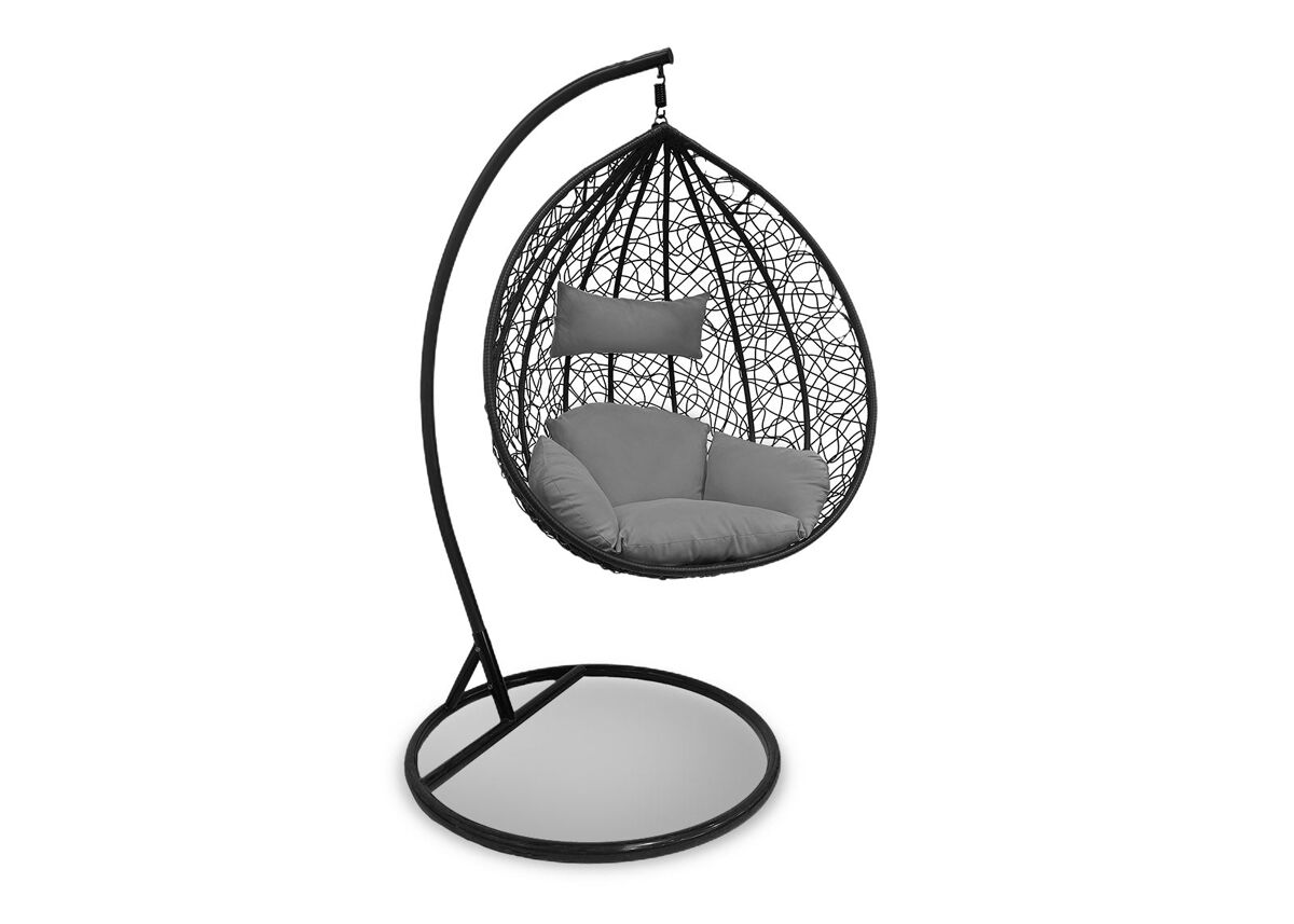 Silla mecedora gris. cesta colgante. muebles de jardin y terraza