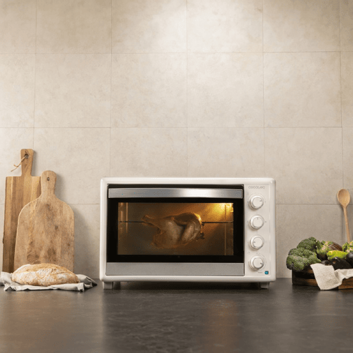 Cecotec Forno de convecção de 60 litros de capacidade, espeto giratório e 2200 W de potência. Cecotec Forno de convecção de 60 litros de capacidade, espeto giratório e 2200 W de potência.