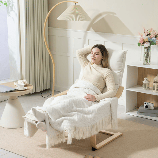 HOMCOM Poltrona de Sala com Apoio para os Pés Ajustável, Poltrona Estofada em Veludo, Estrutura de Madeira, Poltrona de Relaxamento para Quarto, Escritório, Estúdio, 67x93x105 cm, Creme