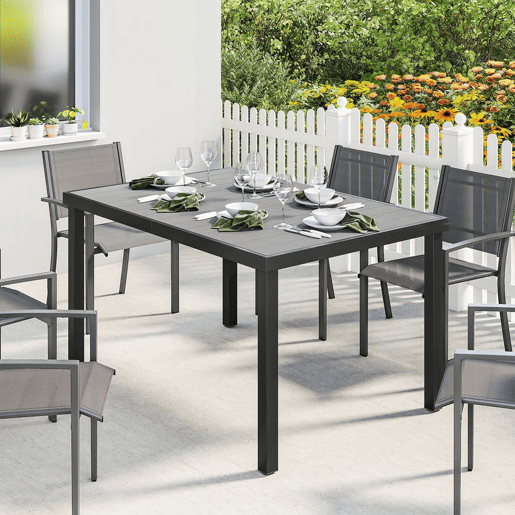 Outsunny Mesa de Jardim Retangular 140x90x74 cm com Estrutura de Aço e Tampo de Ripas em WPC para Pátio ou Varanda Cinzento