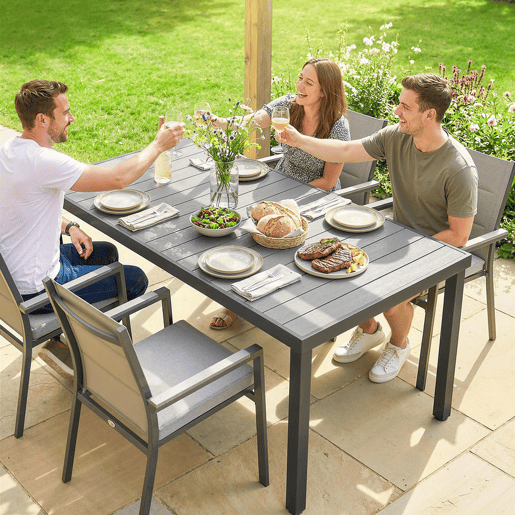 Outsunny Mesa de Jardim Retangular 140x90x74 cm com Estrutura de Aço e Tampo de Ripas em WPC para Pátio ou Varanda Cinzento