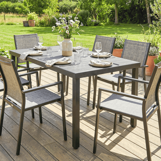 Outsunny Mesa de Jardim Retangular 140x90x74 cm com Estrutura de Aço e Tampo de Ripas em WPC para Pátio ou Varanda Cinzento