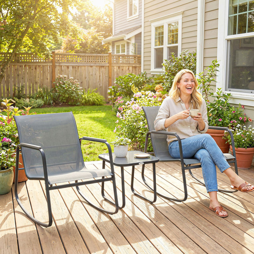 Outsunny Conjunto de Mesa e Cadeiras de Terraço Exterior de 3 Peças, Móveis de Jardim com 2 Cadeiras de Balanço Mesa com Tampo de Vidro e Estrutura de Aço para Varanda ou Pátio Cinza