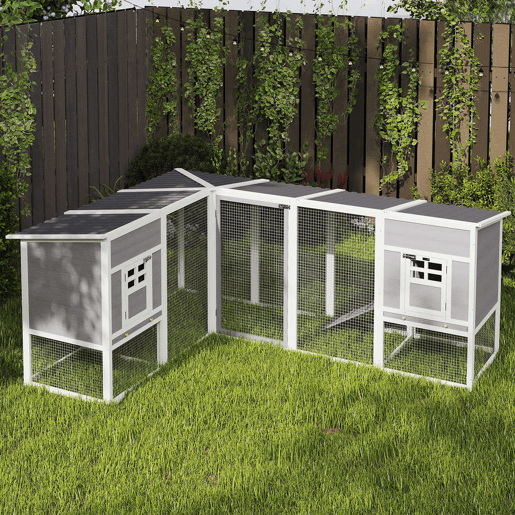 PawHut Galinheiro Grande de Madeira para Exterior Gaiola para Galinhas em L com 2 Ninhos Recinto Bandejas Removíveis Telhado em PET e Rampas Casa Elevada para Coelhos 251x192x103 cm Cinzento