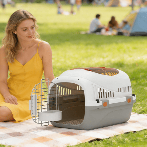 PawHut Transportadora para Gatos e Cães Pequenos Caixa de Transporte de Plástico Suporta até 4 kg com Claraboia Taça Porta de Aço Sistema de Fecho Triplo Base Elevada 49x32x31 cm Cinzento Claro