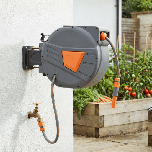 Outsunny Carretel de Mangueira para Jardim 30+2u202Fm com Bocal de 2 Modos Carretel de Mangueira de Parede com Bloqueio Automático e Retracção Controlada Suporte Orientável 180° Laranja