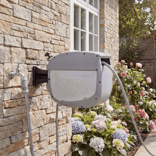 Outsunny Carretel de Mangueira para Jardim 20+1,9 m com Bico de 2 Modos Carretel de Mangueira de Jardim de Parede com Bloqueio Automático e Retracção Controlada Suporte Orientável 180° Cinza