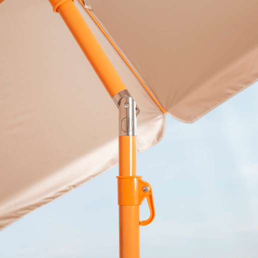 Aktive Beach Guarda-sol de praia laranja inclinável com proteção UV50, 220 cm de diâmetro Aktive Beach Guarda-sol de praia laranja inclinável com proteção UV50, 220 cm de diâmetro